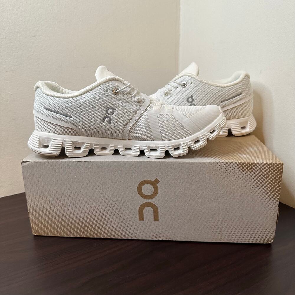 On Cloud All White Cloud 5 Athletic Lifestyle Walk Run Sneakers, Size 7, New